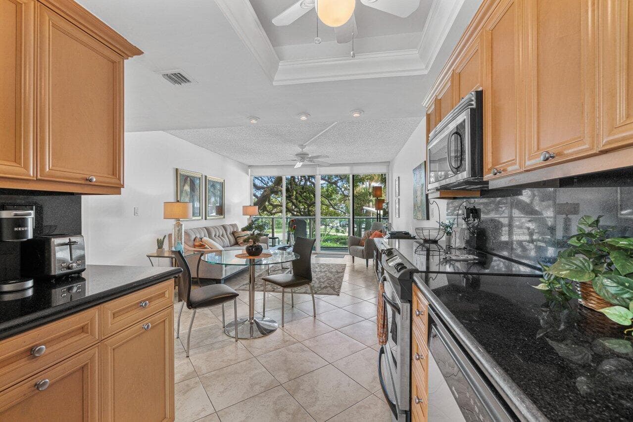 333 NE 21st Avenue 314, Deerfield Beach, FL 33441 — photo 4 of 30