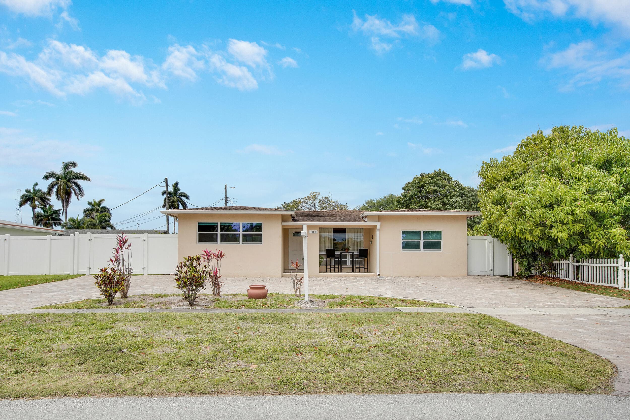 104 N 31st Court, Hollywood, FL 33021 — photo 2 of 35
