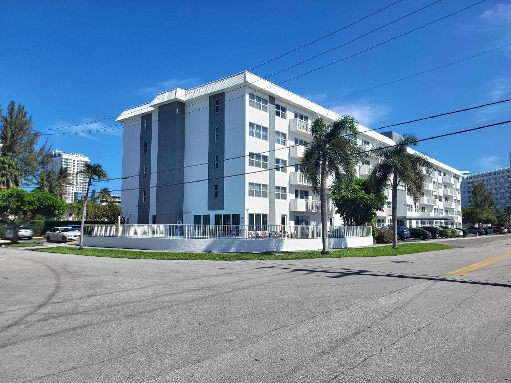 550 Bayshore Drive 104, Fort Lauderdale, FL 33304 — photo 1 of 39