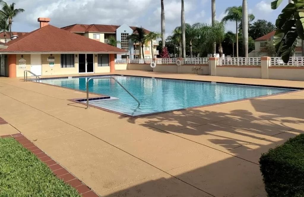 18860 NW 57th Avenue 106, Hialeah, FL 33015 — photo 5 of 13