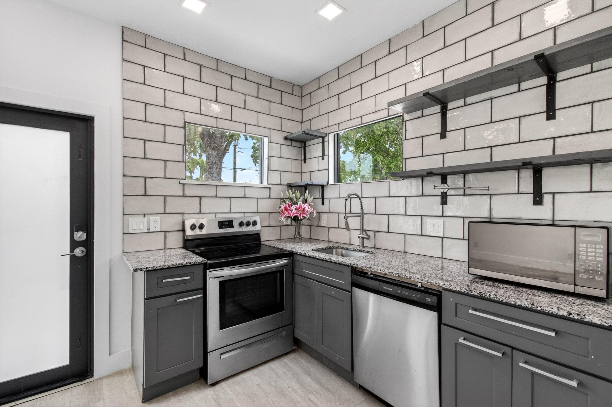 517 NW 1st Street, Delray Beach, FL 33444 — photo 5 of 38
