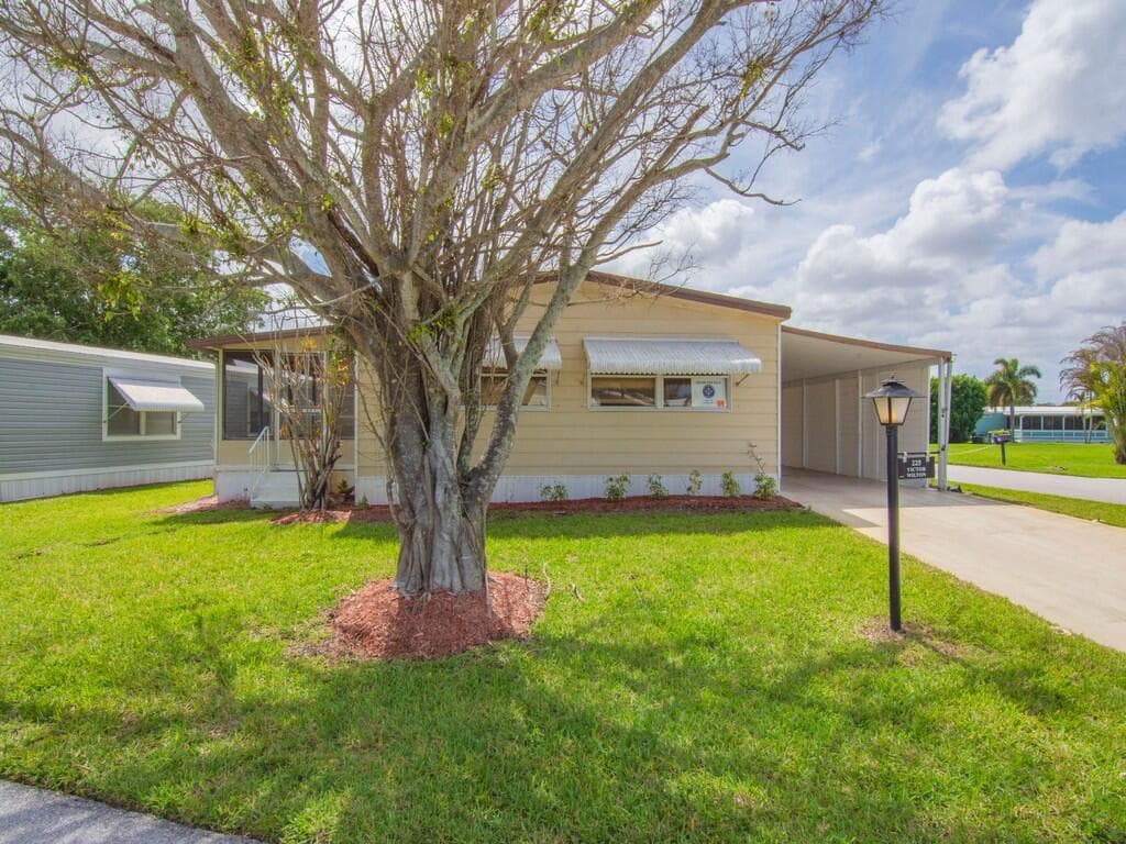 225 NE Forrest Court, Jensen Beach, FL 34957 — photo 4 of 33
