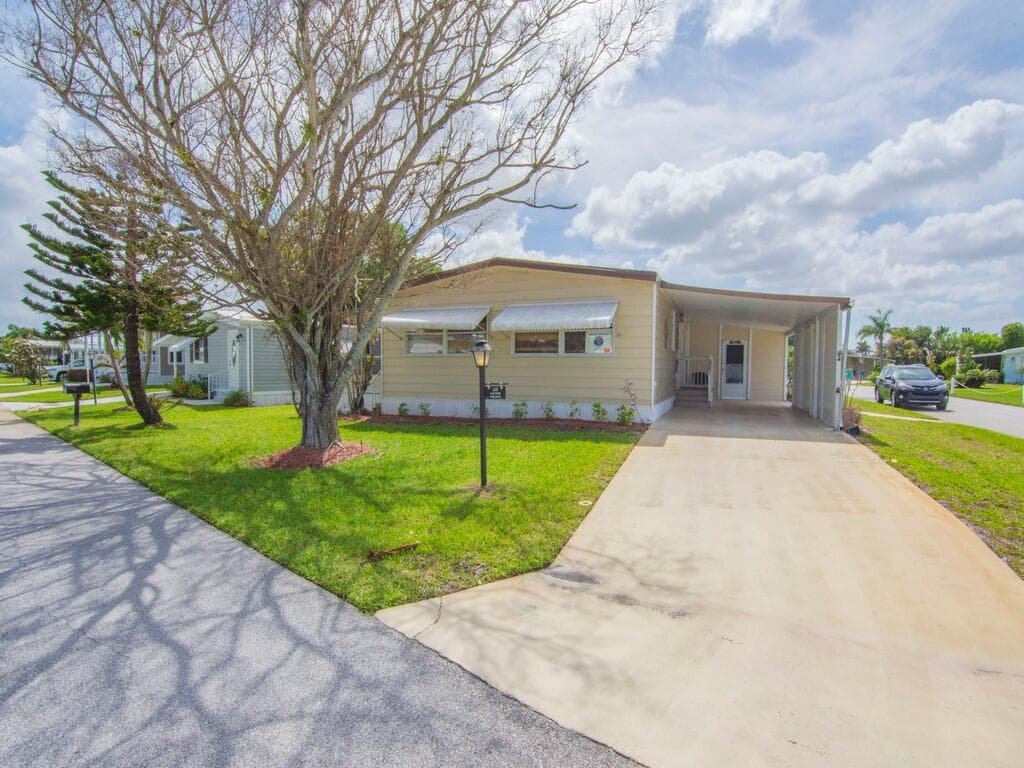 225 NE Forrest Court, Jensen Beach, FL 34957 — photo 5 of 33