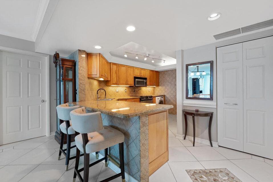 2400 Presidential Way 1206, West Palm Beach, FL 33401 — photo 5 of 39