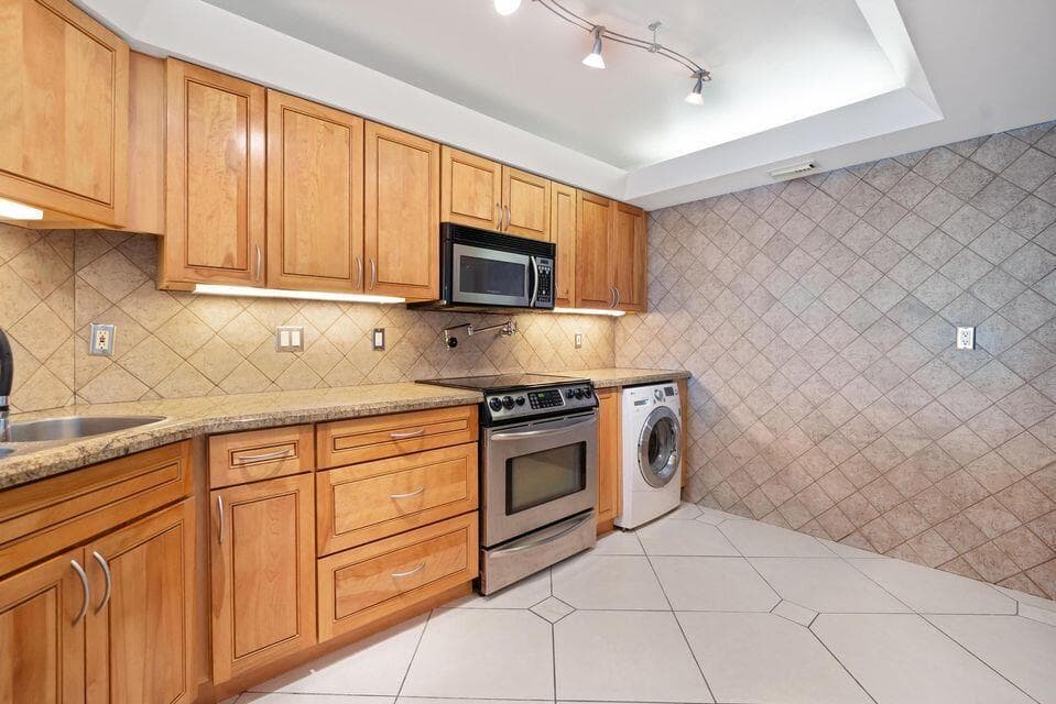 2400 Presidential Way 1206, West Palm Beach, FL 33401 — photo 7 of 39