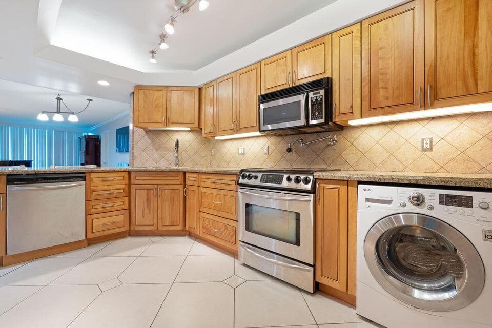 2400 Presidential Way 1206, West Palm Beach, FL 33401 — photo 9 of 39