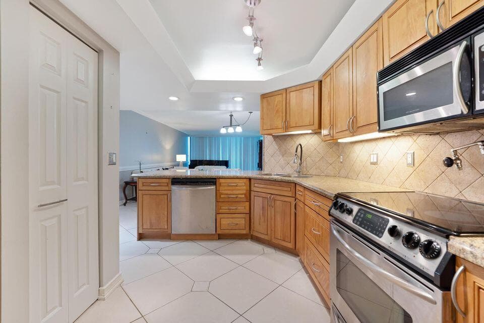 2400 Presidential Way 1206, West Palm Beach, FL 33401 — photo 10 of 39