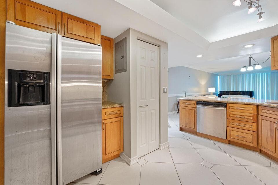 2400 Presidential Way 1206, West Palm Beach, FL 33401 — photo 11 of 39