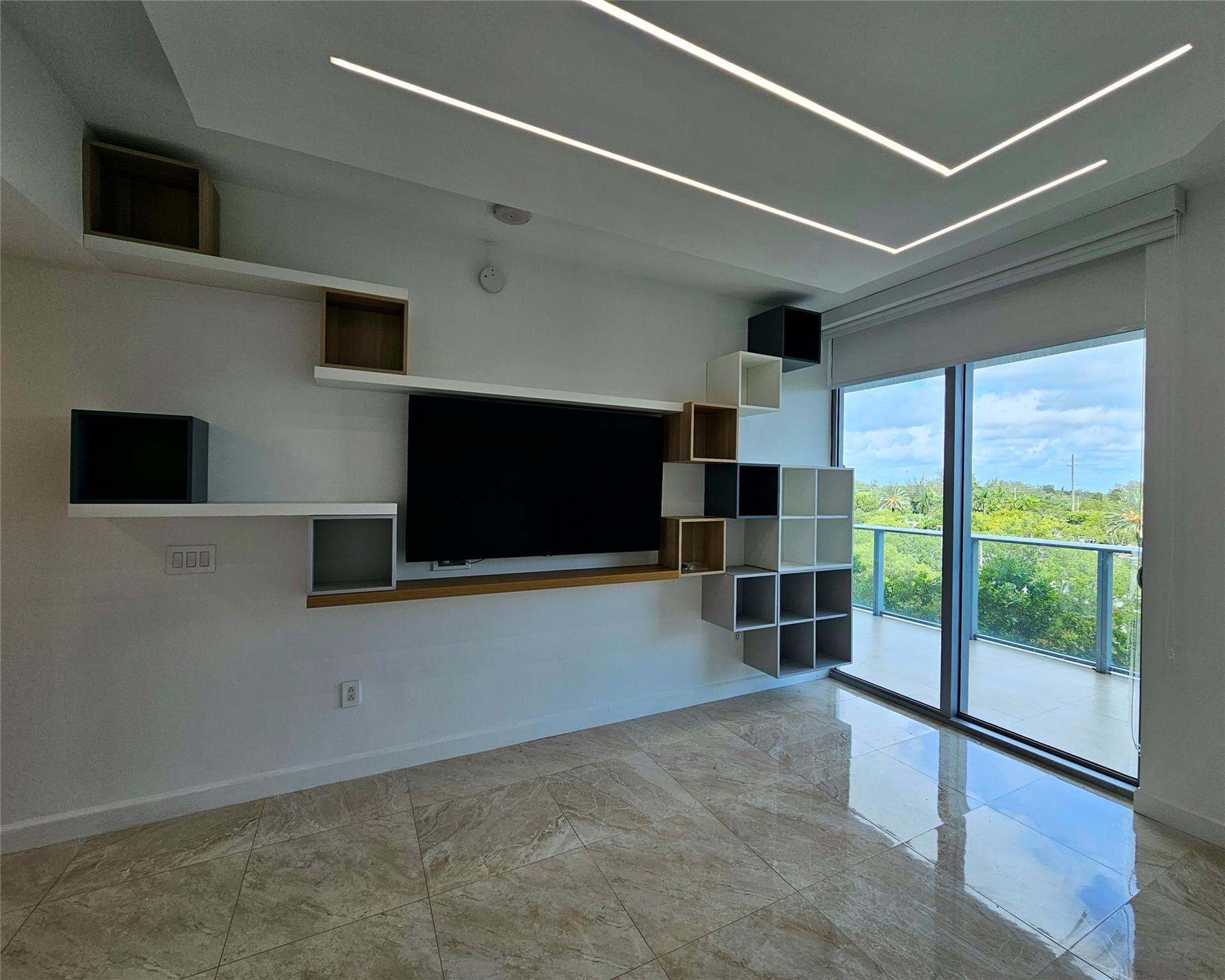 17301 Biscayne Boulevard 406, North Miami Beach, FL 33160 — photo 12 of 25