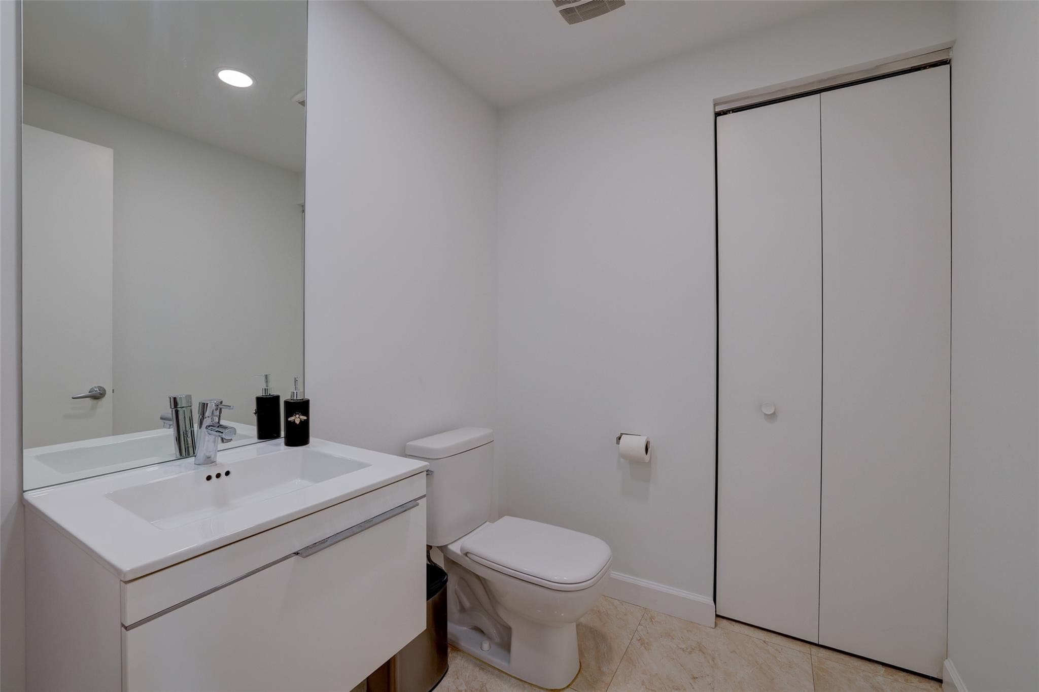 17301 Biscayne Boulevard 406, North Miami Beach, FL 33160 — photo 15 of 25