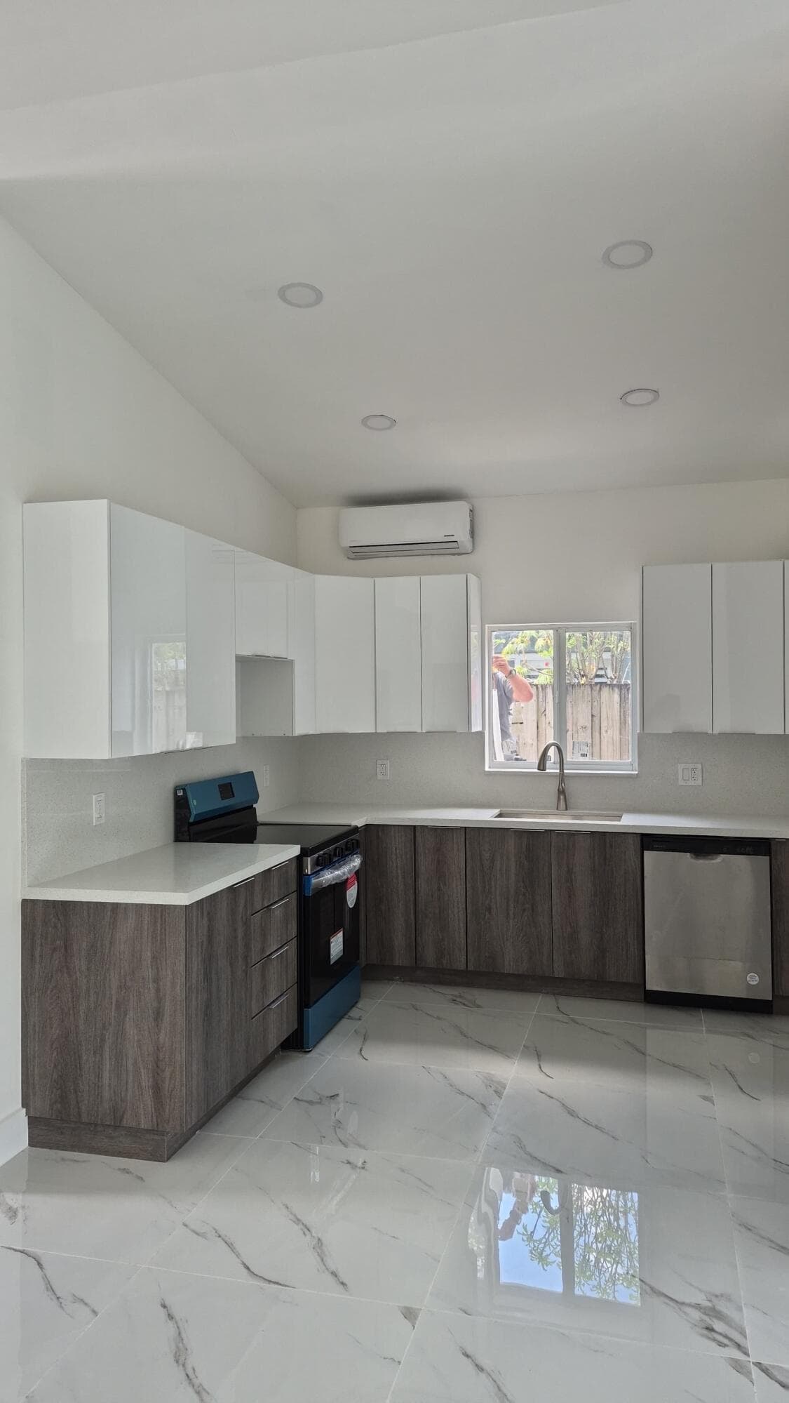 111 NE 45 Street, Oakland Park, FL 33334 — photo 4 of 13