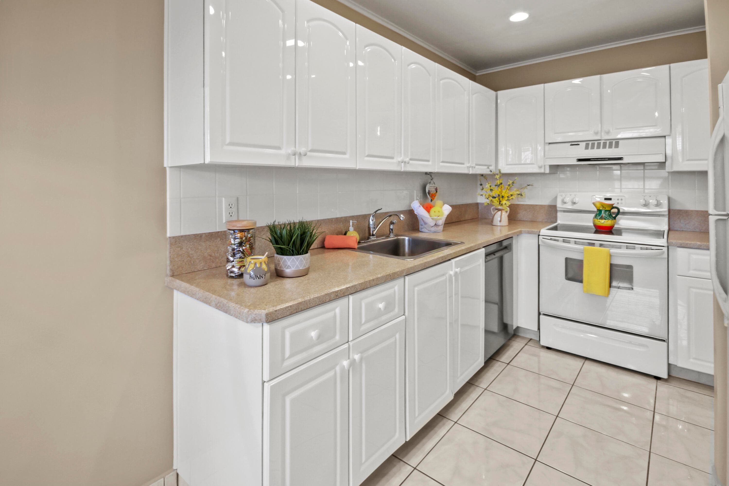 1421 NW 20th Avenue 204, Delray Beach, FL 33445 — photo 3 of 23