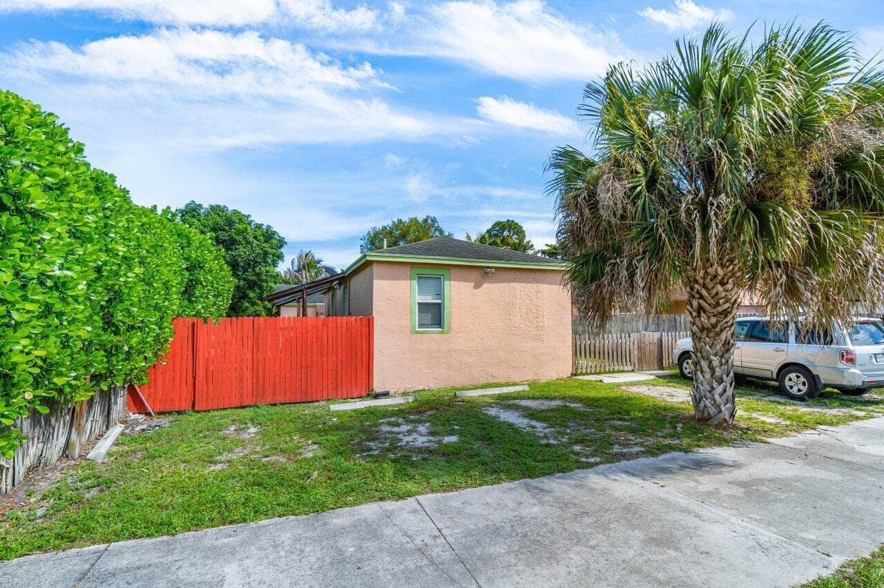 320 Swain Boulevard, Greenacres, FL 33463 — photo 5 of 32
