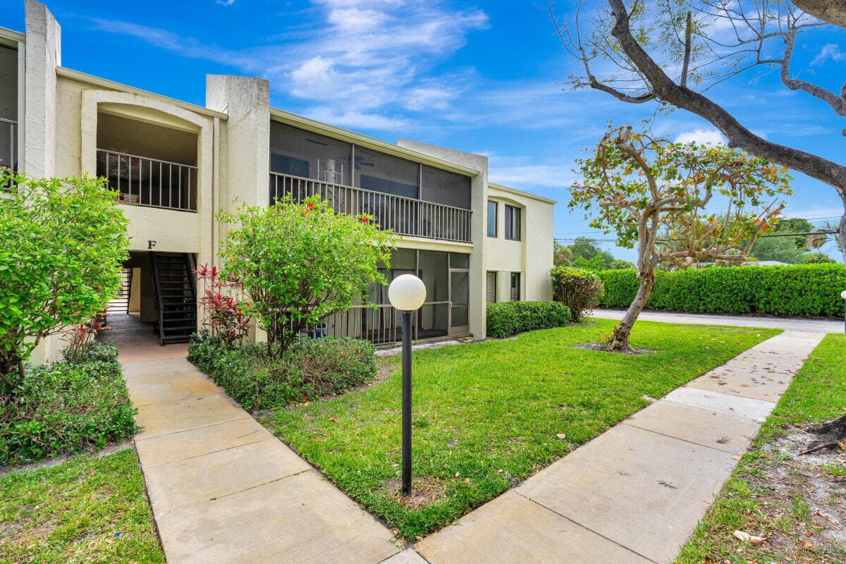 150 Pineview Road F3, Jupiter, FL 33469 — photo 1 of 12