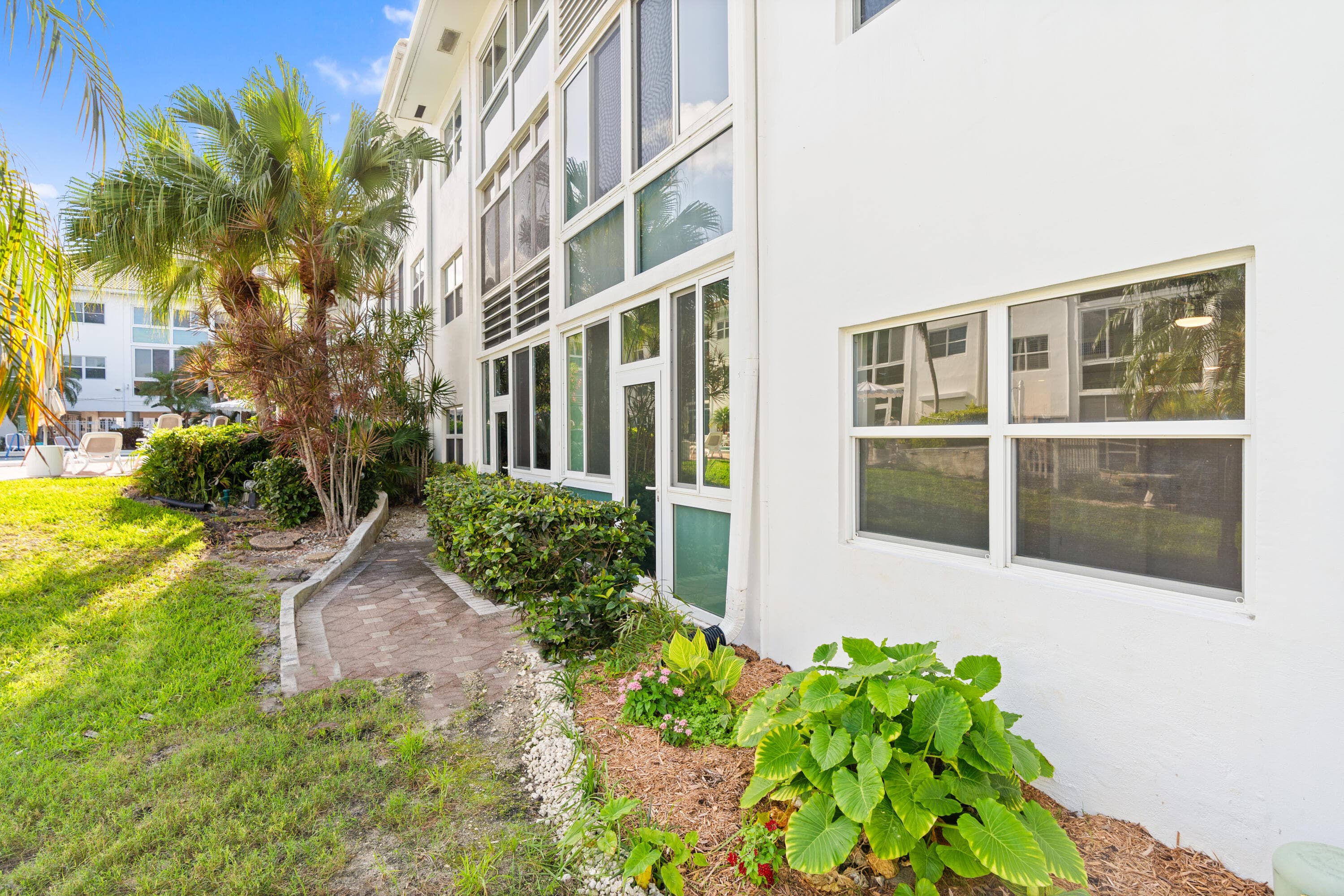 1461 S Ocean Boulevard 106, Lauderdale-By-The-Sea, FL 33062 — photo 18 of 86