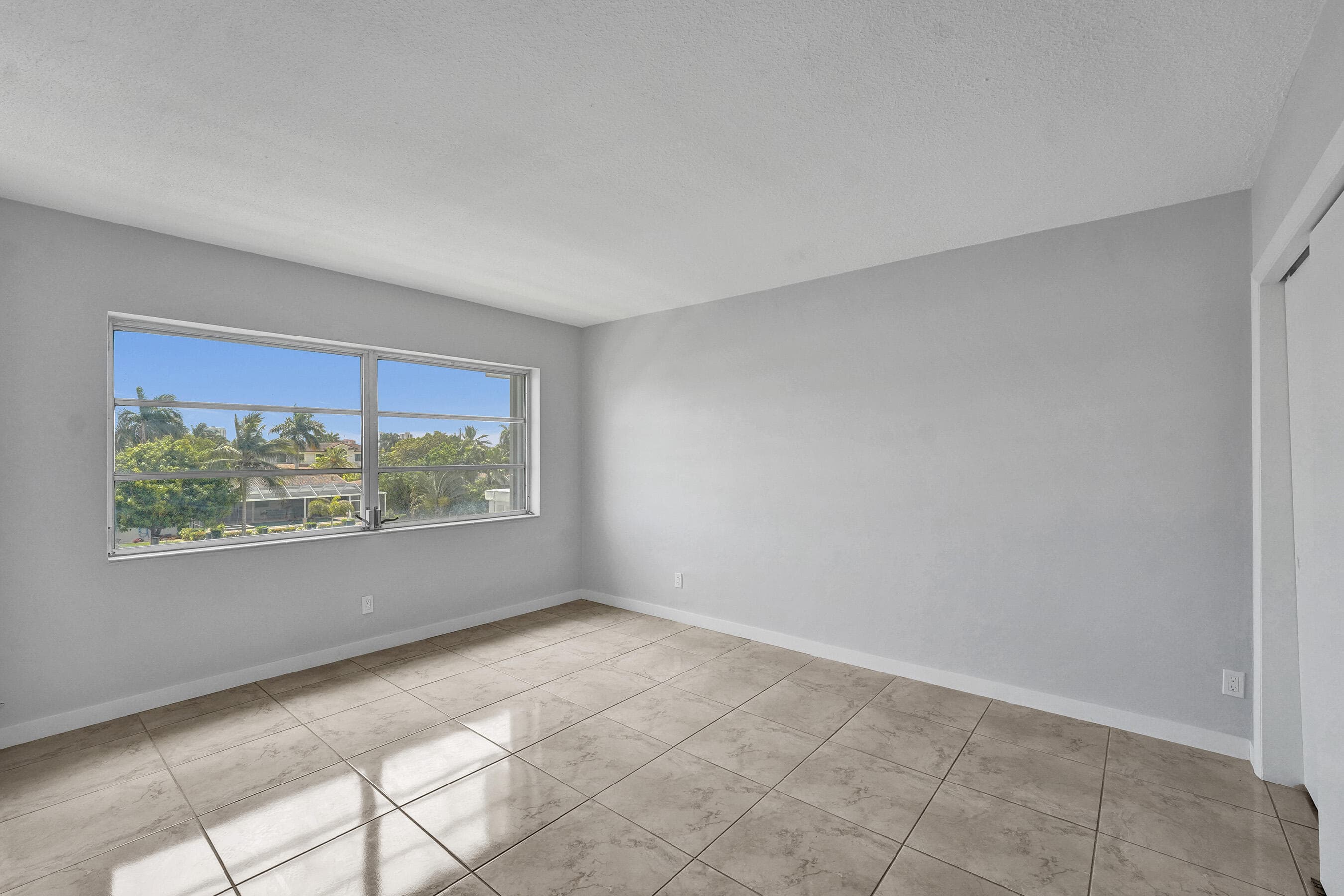 455 Paradise Isle Boulevard 305, Hallandale Beach, FL 33009 — photo 16 of 30