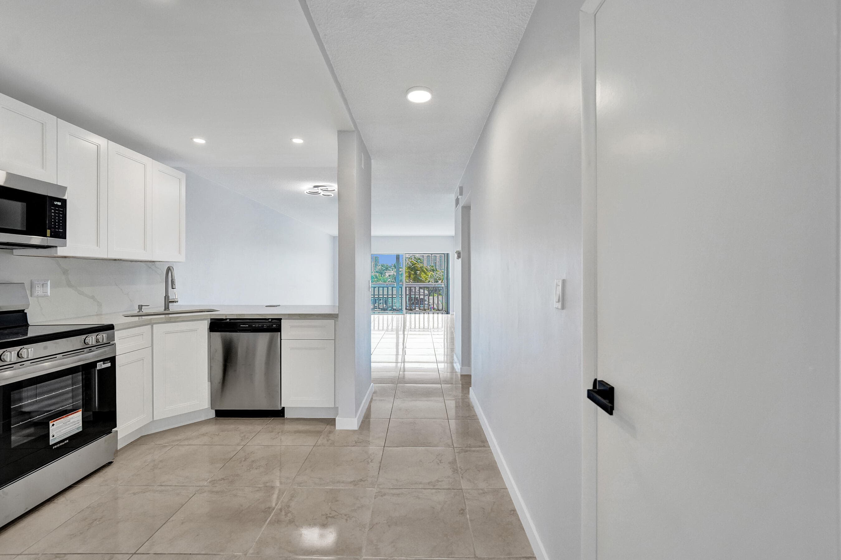 455 Paradise Isle Boulevard 305, Hallandale Beach, FL 33009 — photo 6 of 30