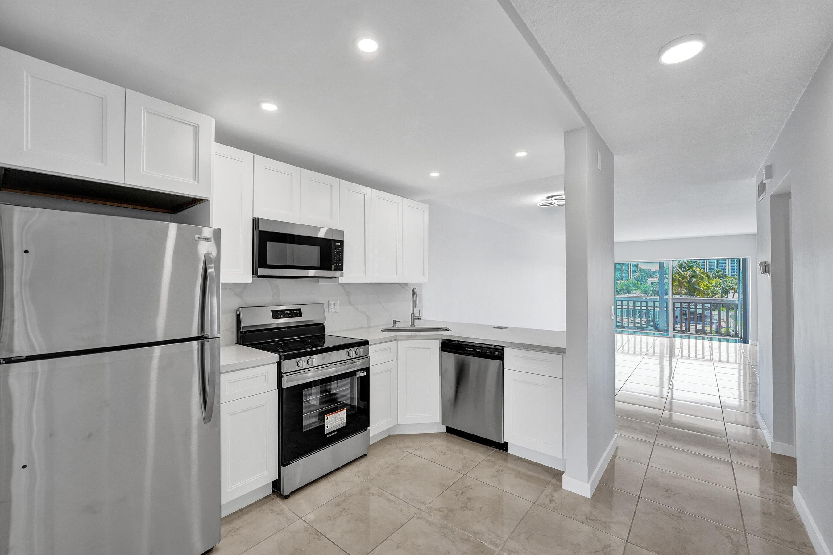 455 Paradise Isle Boulevard 305, Hallandale Beach, FL 33009 — photo 4 of 30