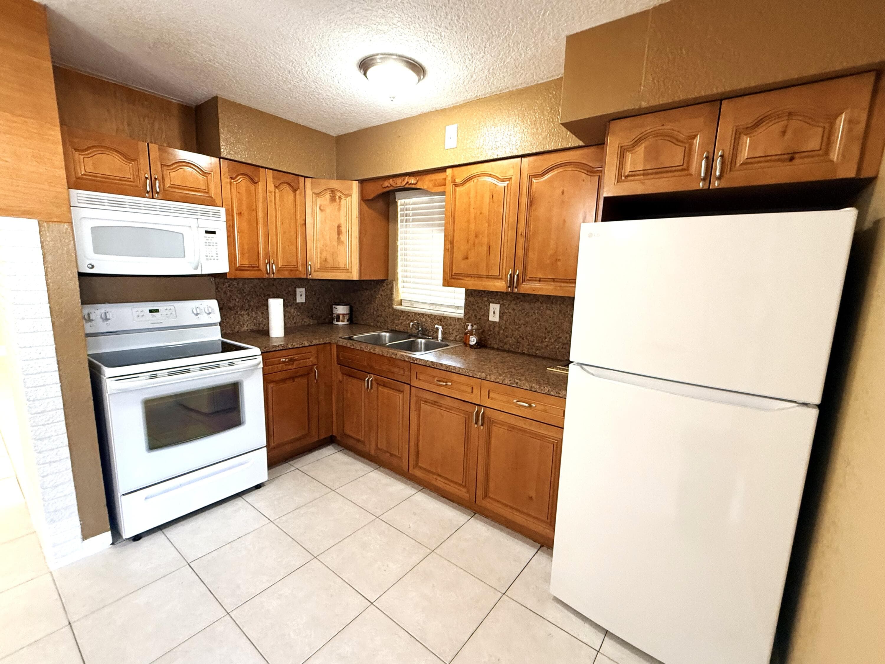 551 SE 15th Street W, Pompano Beach, FL 33062 — photo 2 of 12