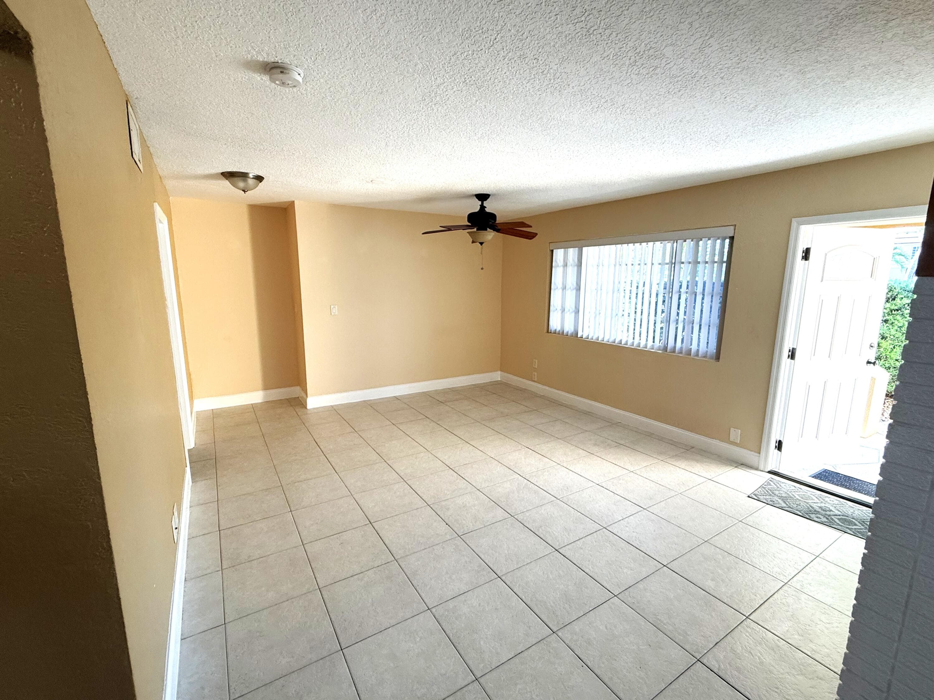 551 SE 15th Street W, Pompano Beach, FL 33062 — photo 3 of 12