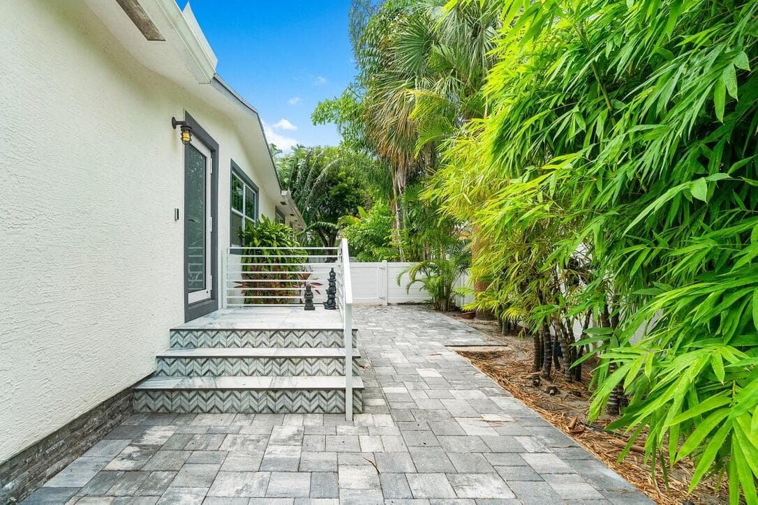 353 E Lakewood Road, West Palm Beach, FL 33405 — photo 5 of 35
