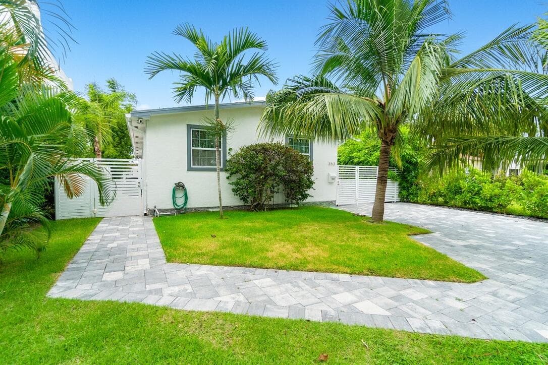 353 E Lakewood Road, West Palm Beach, FL 33405 — photo 3 of 35