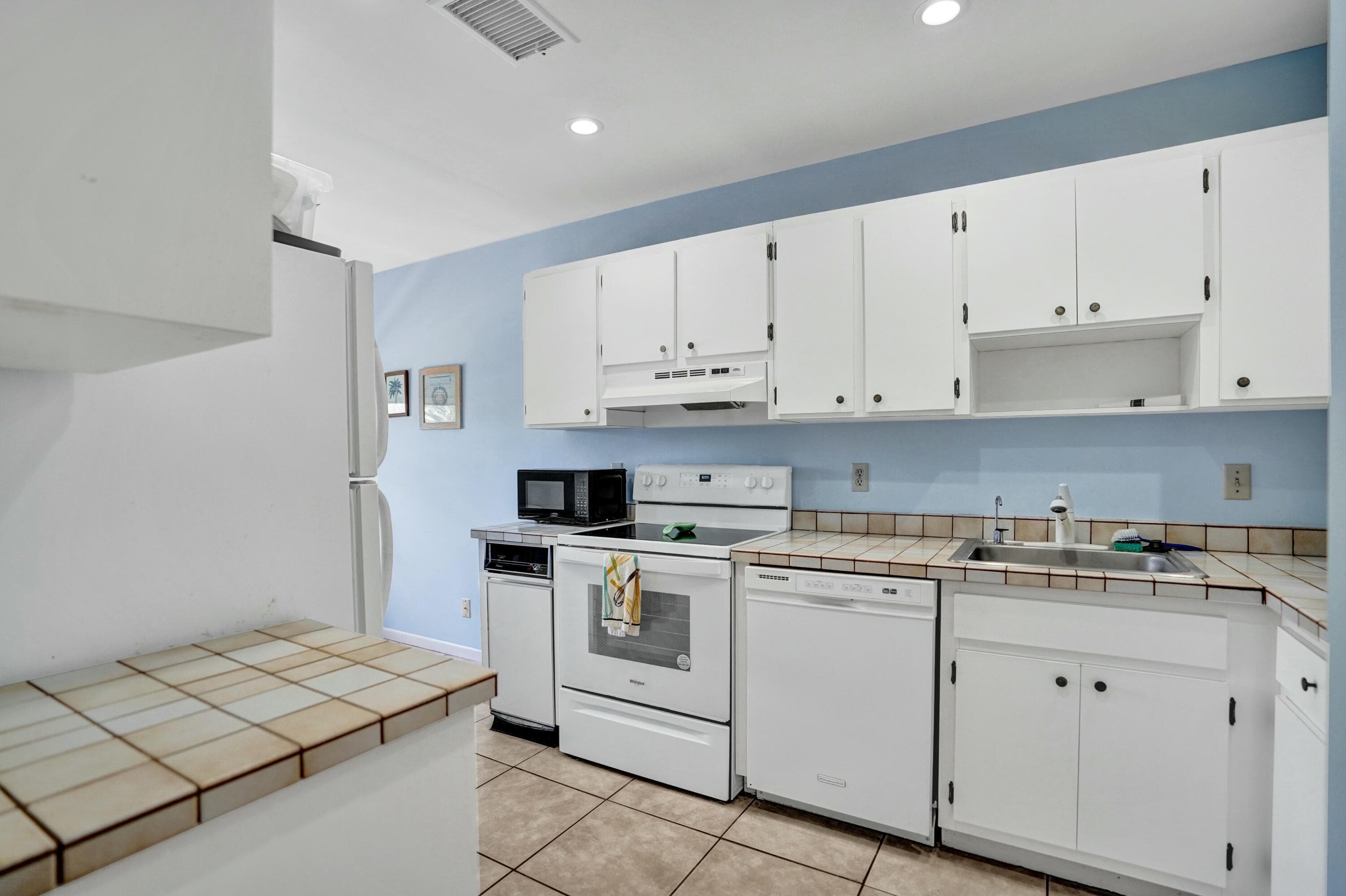 19 Stratford Drive E Unit F, Boynton Beach, FL 33436 — photo 3 of 64