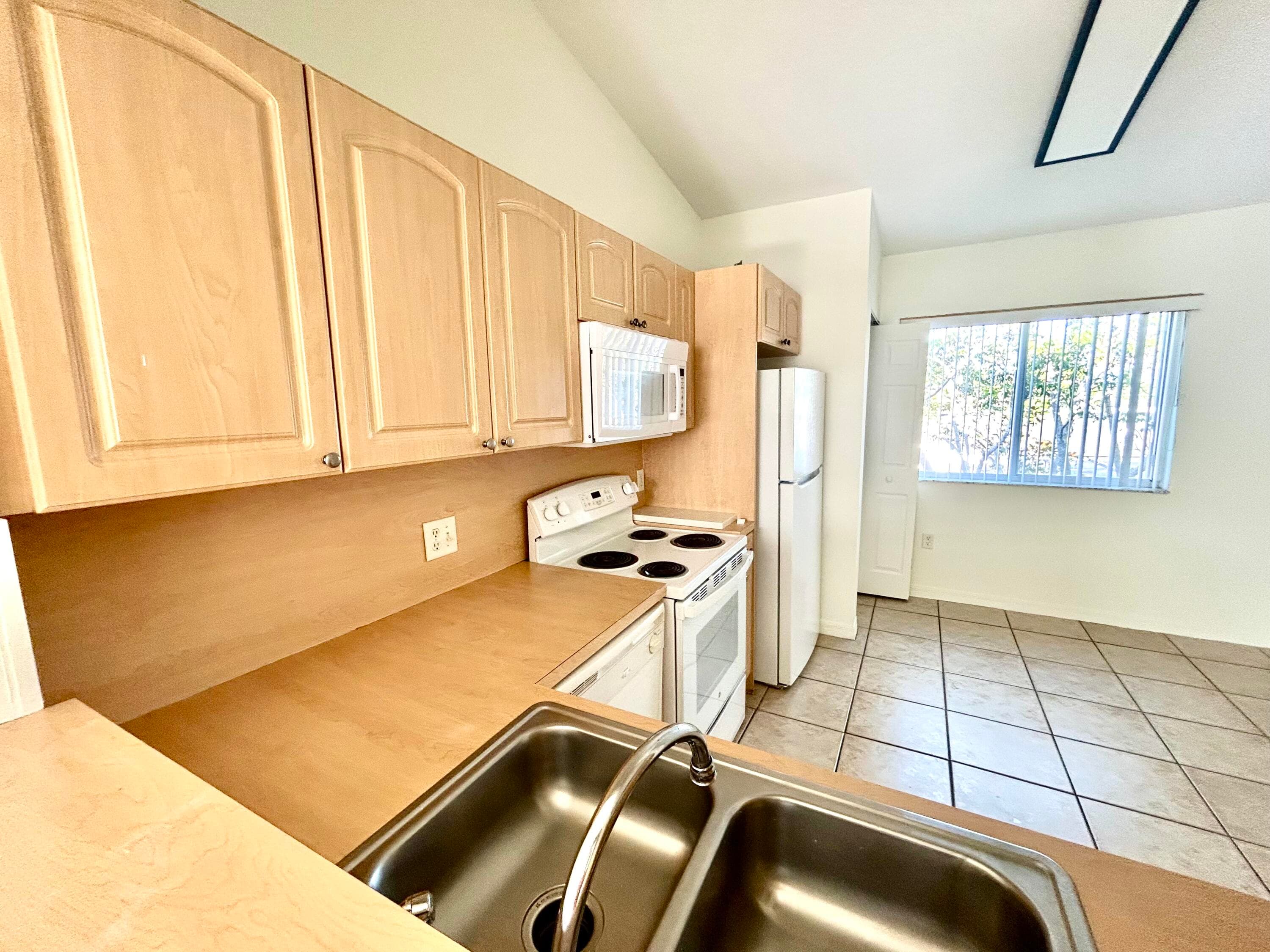 621 NW 78th Terrace 205, Pembroke Pines, FL 33024 — photo 10 of 36