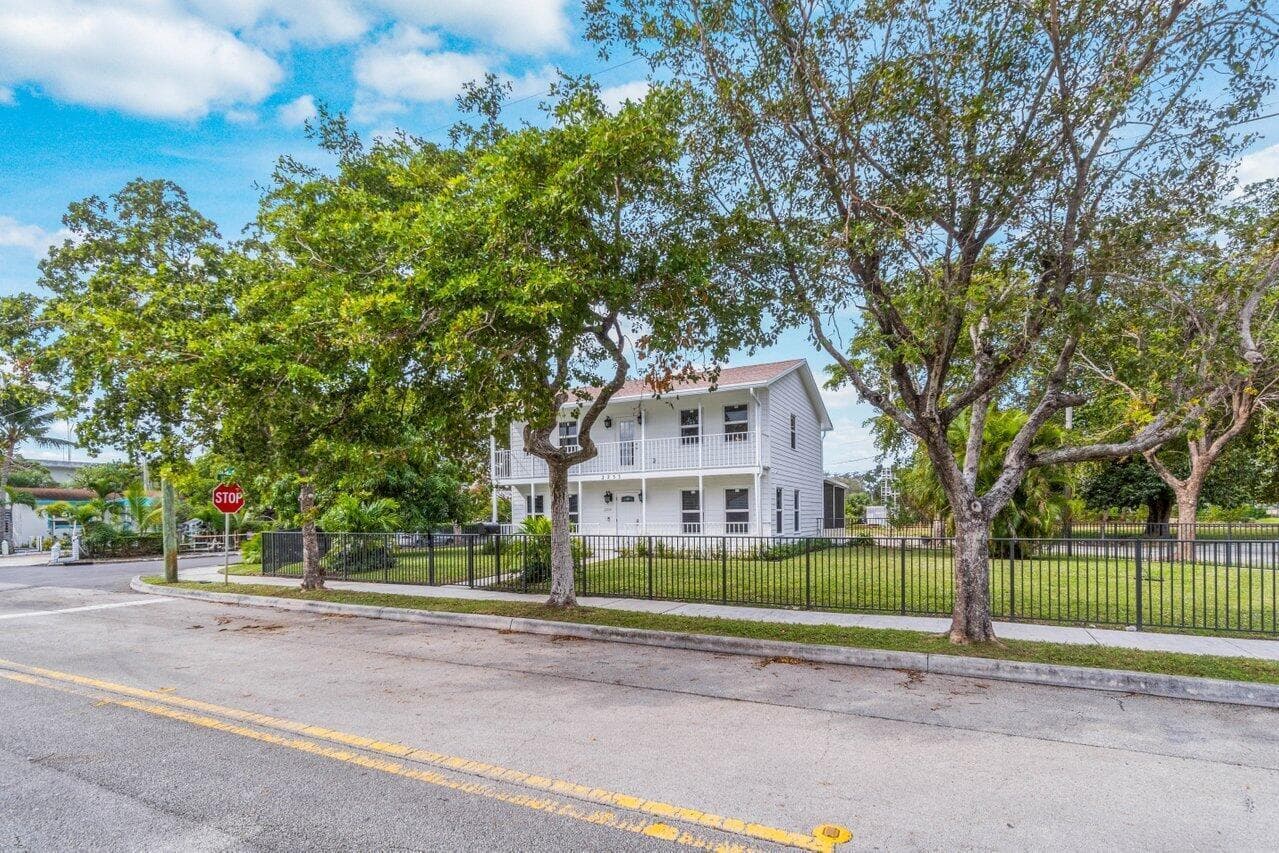 2233 Dock Street, West Palm Beach, FL 33401 — photo 4 of 53