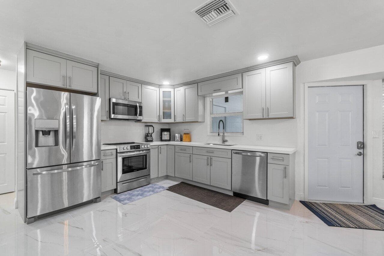 2233 Dock Street, West Palm Beach, FL 33401 — photo 13 of 53
