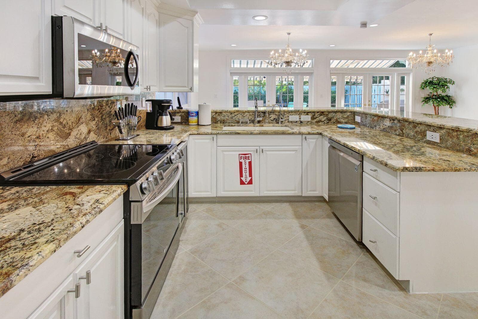 218 Pine Avenue, Lauderdale-By-The-Sea, FL 33308 — photo 8 of 31