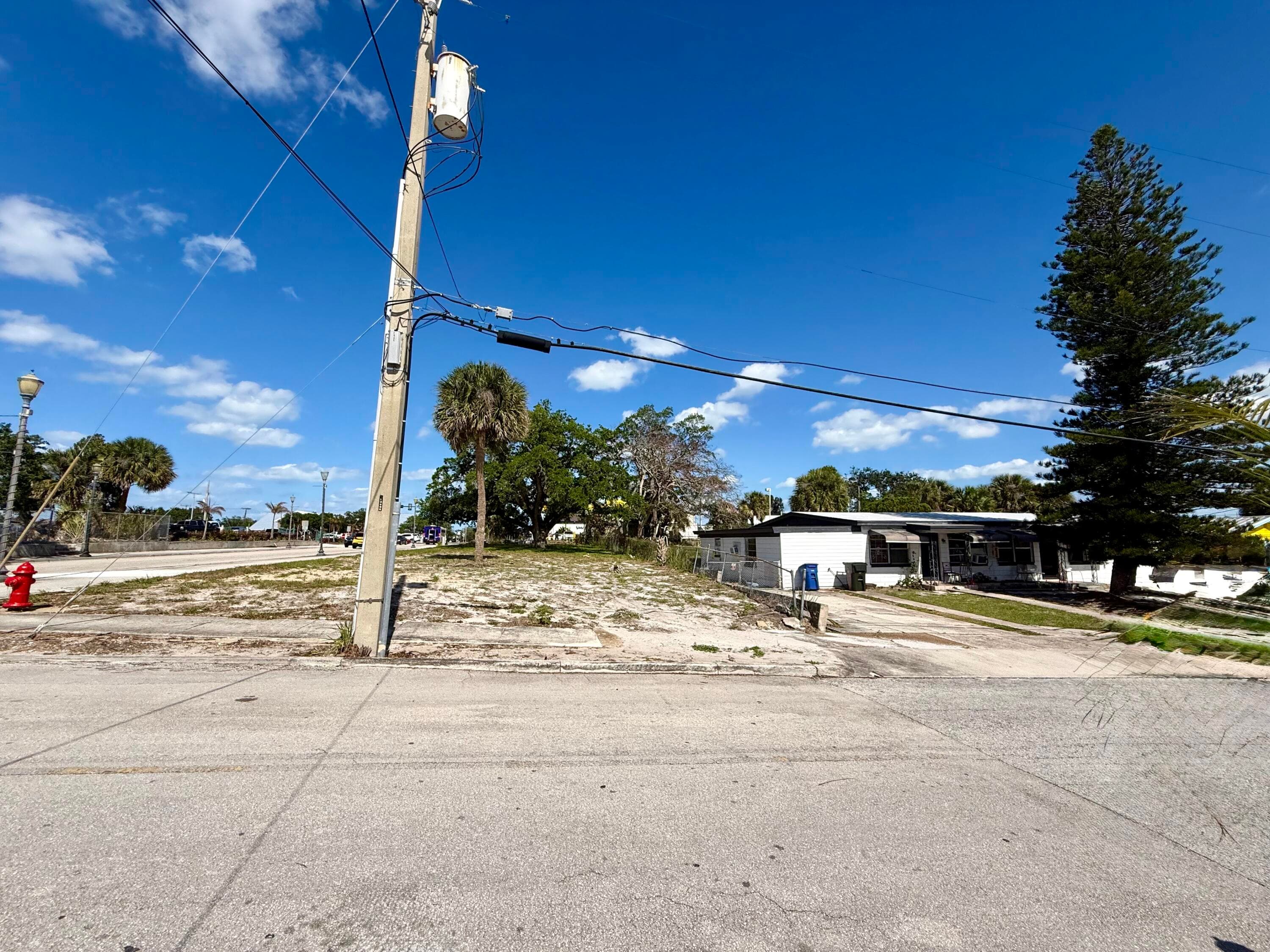 424 N 6th Street, Fort Pierce, FL 34950 — photo 1 of 8