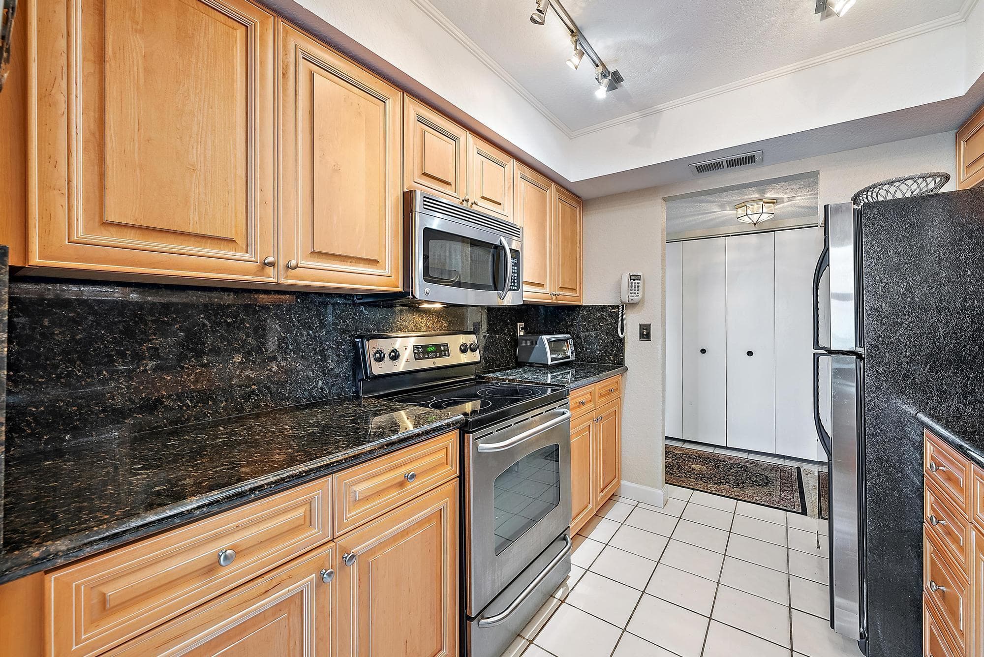 5440 N Ocean Drive 202, Riviera Beach, FL 33404 — photo 10 of 44
