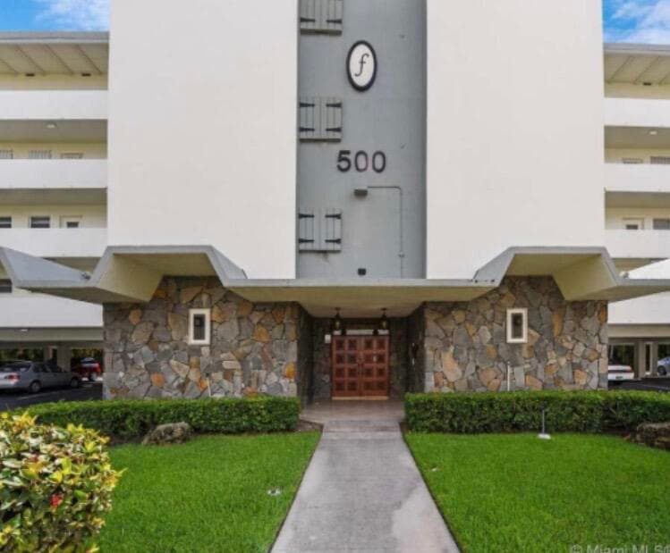 500 NE 14th Avenue NE 404, Hallandale Beach, FL 33009 — photo 2 of 32