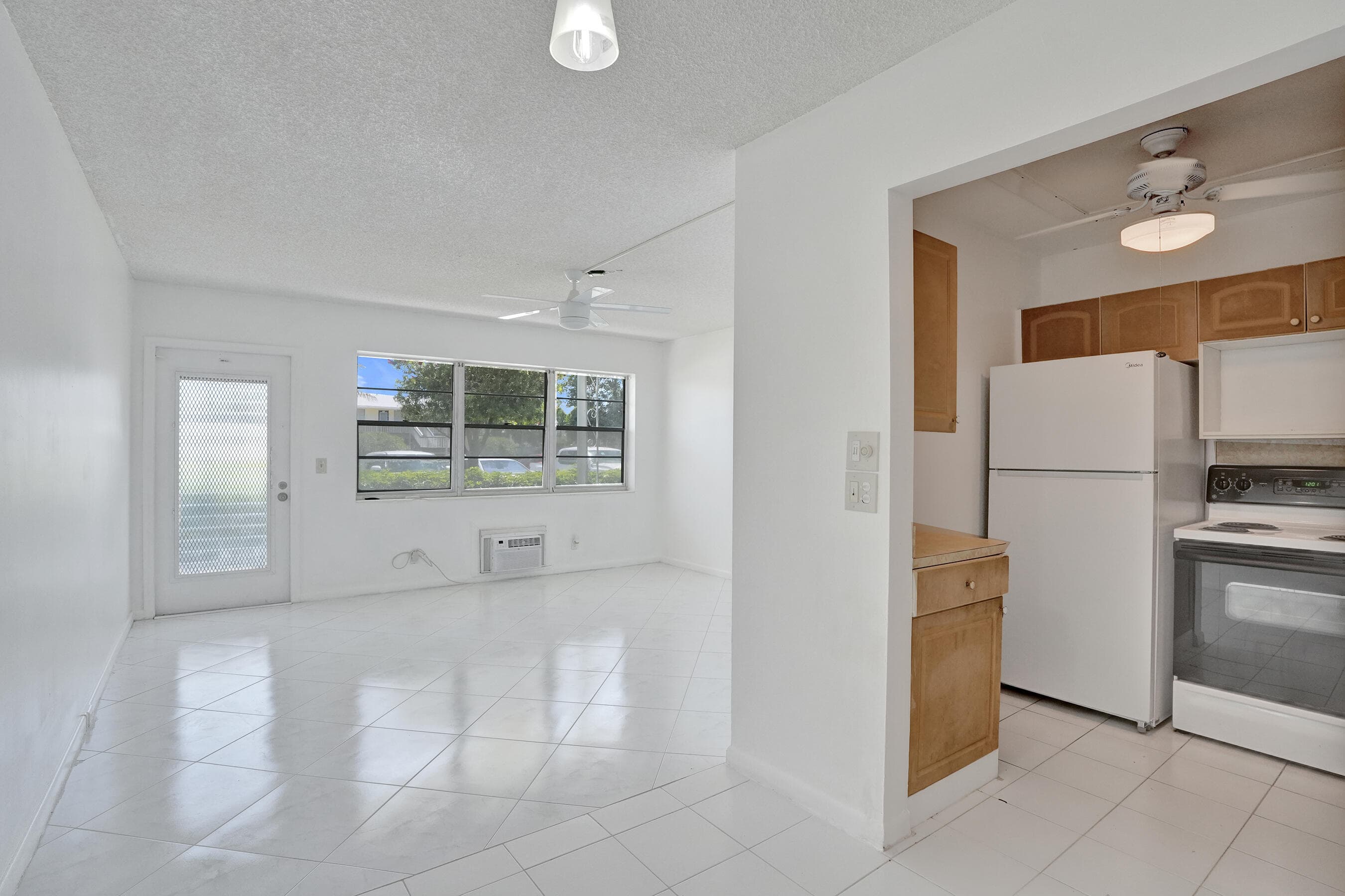 392 Durham Circle M, Deerfield Beach, FL 33442 — photo 4 of 17
