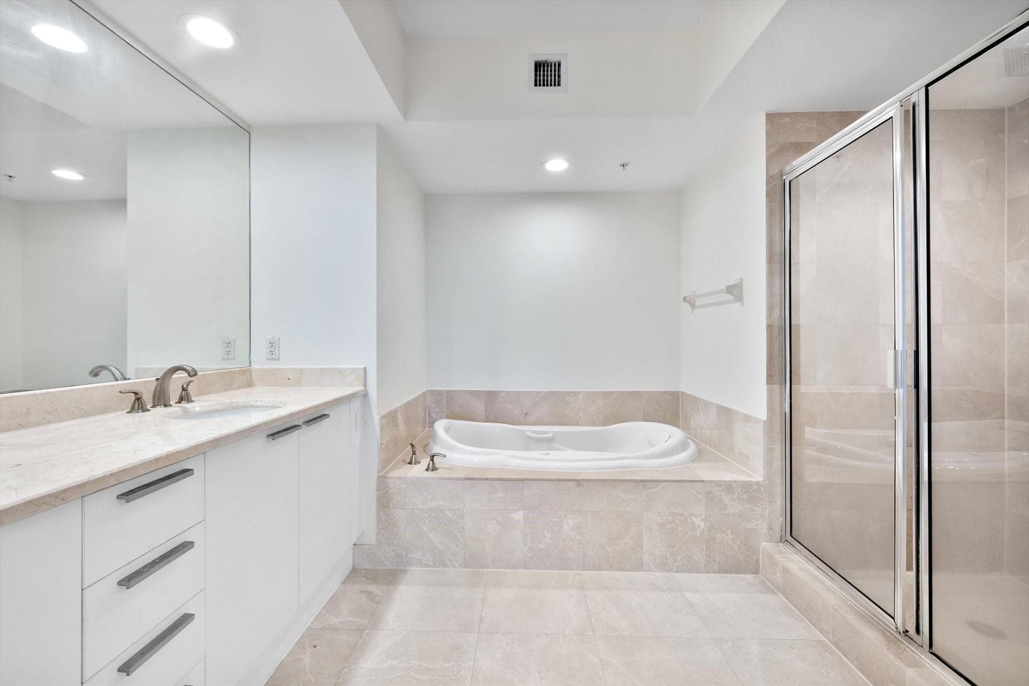 15051 Royal Oaks Lane 2106, North Miami, FL 33181 — photo 22 of 23