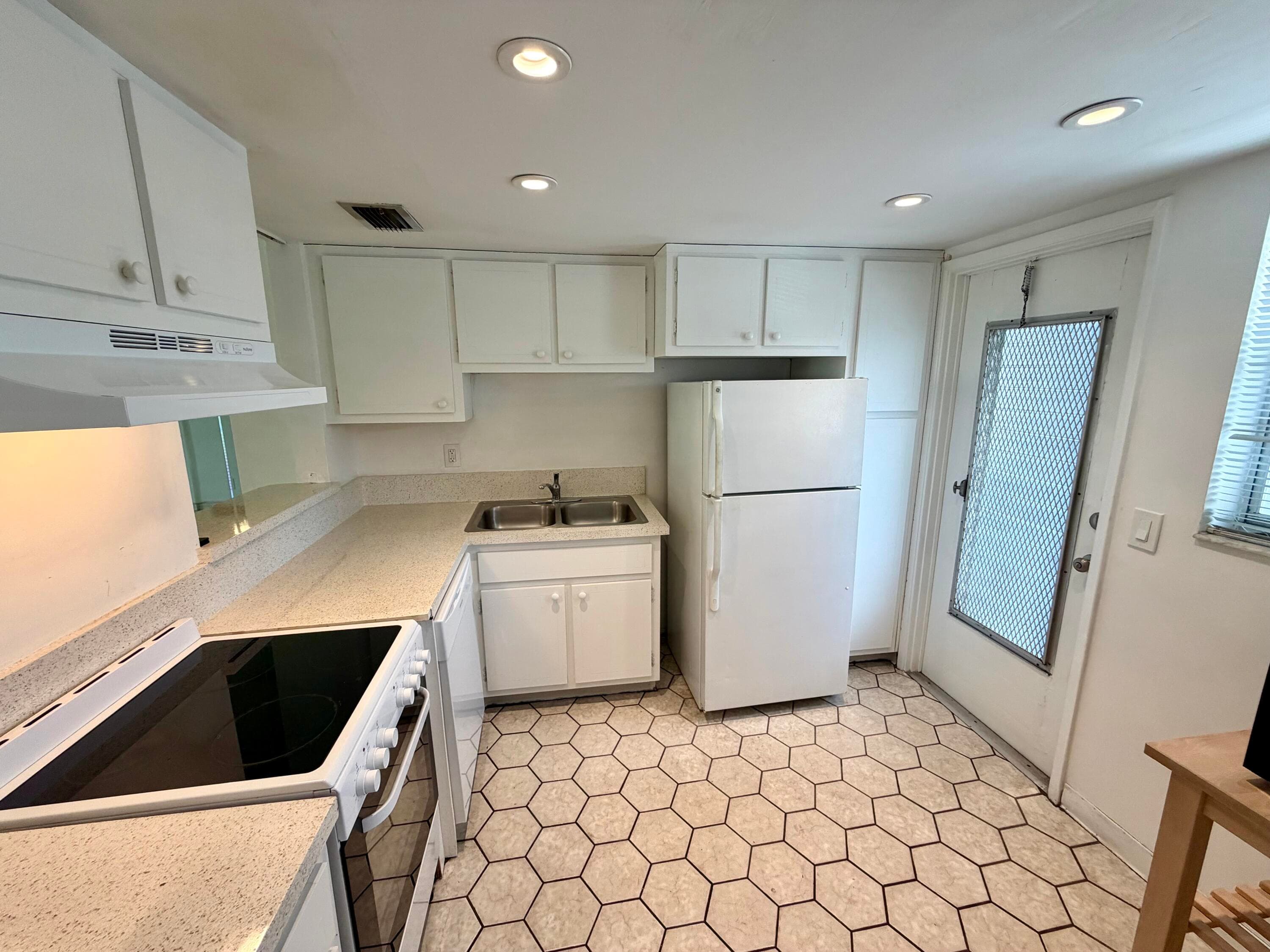Condominium in Hallandale Beach — photo 4 of 14