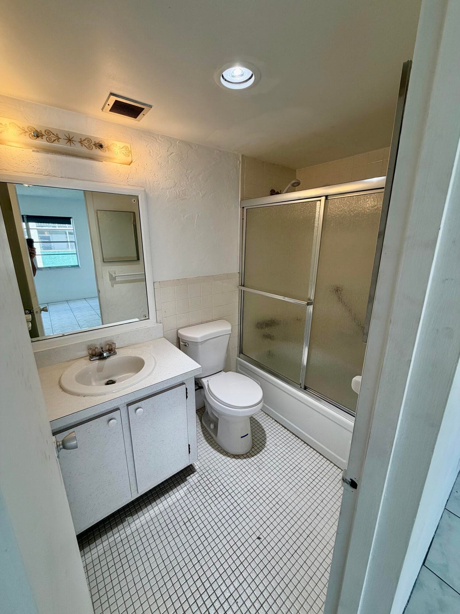 Condominium in Hallandale Beach — photo 8 of 14
