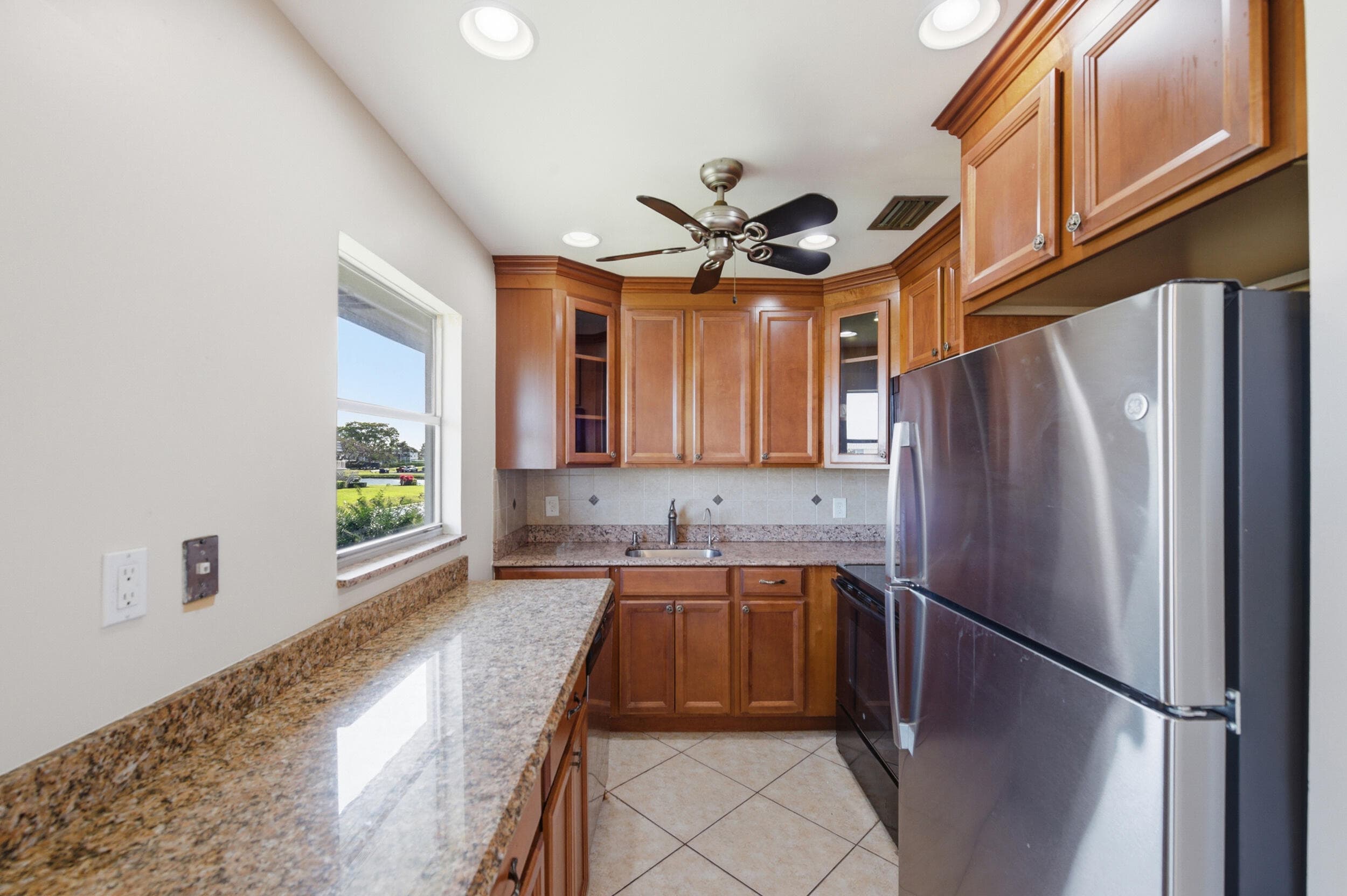 384 Saxony H, Delray Beach, FL 33446 — photo 12 of 42
