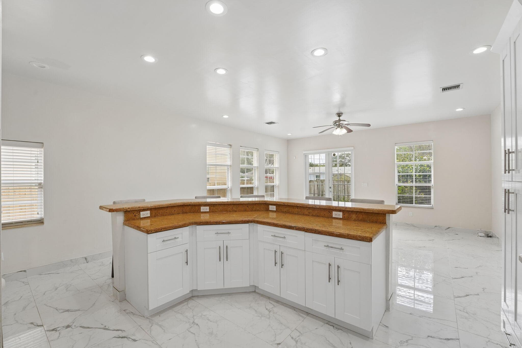 819 SW 7th Avenue, Fort Lauderdale, FL 33315 — photo 8 of 41