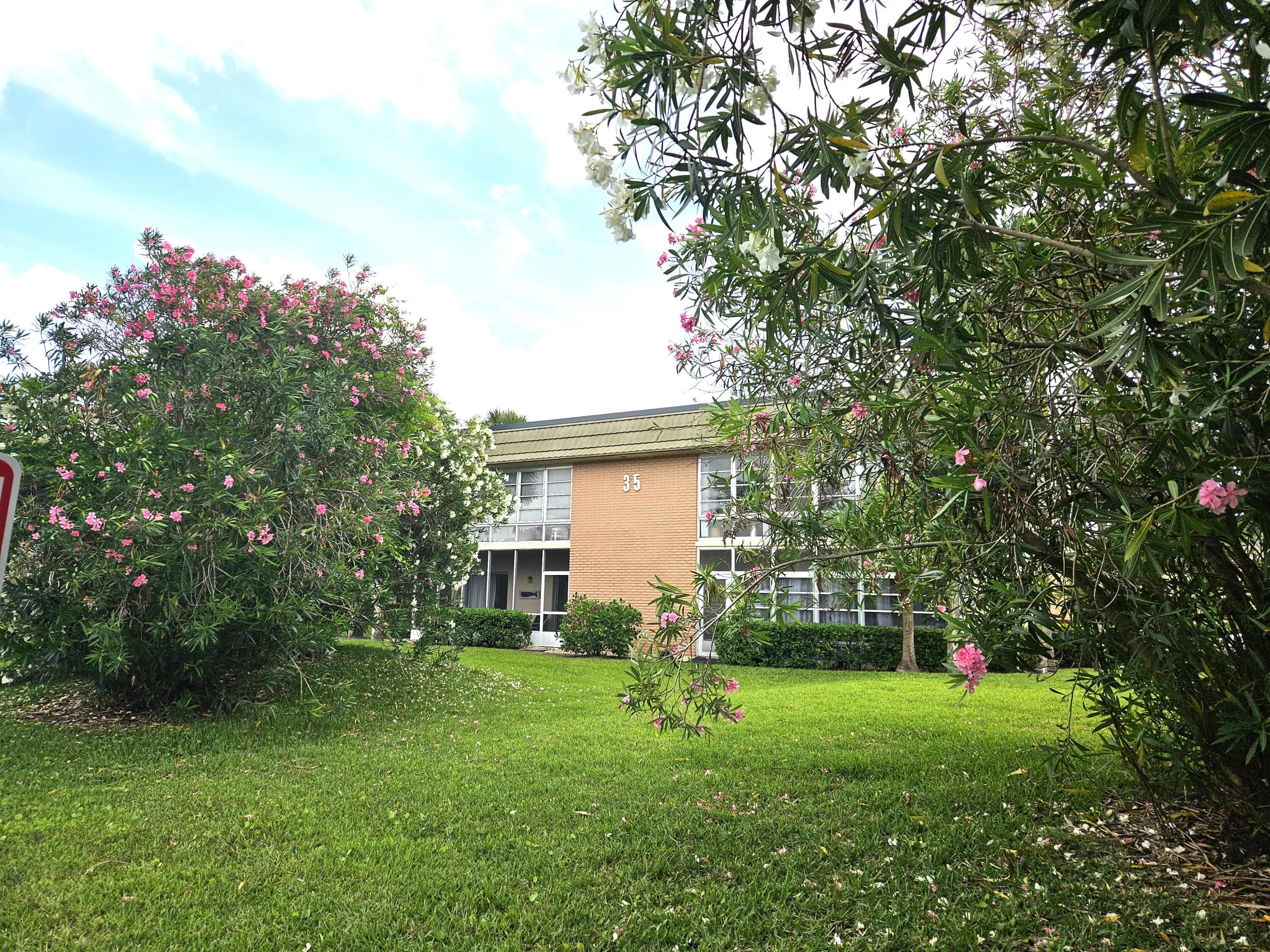 35 Vis Gdns Trail, Vero Beach, FL 32962 — photo 1 of 36