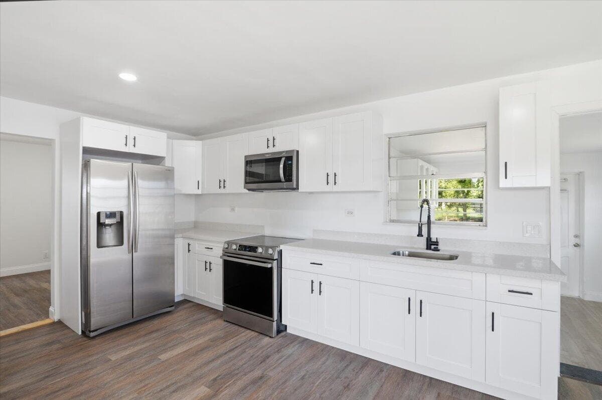 270 SW 10th Avenue, South Bay, FL 33493 — photo 8 of 32