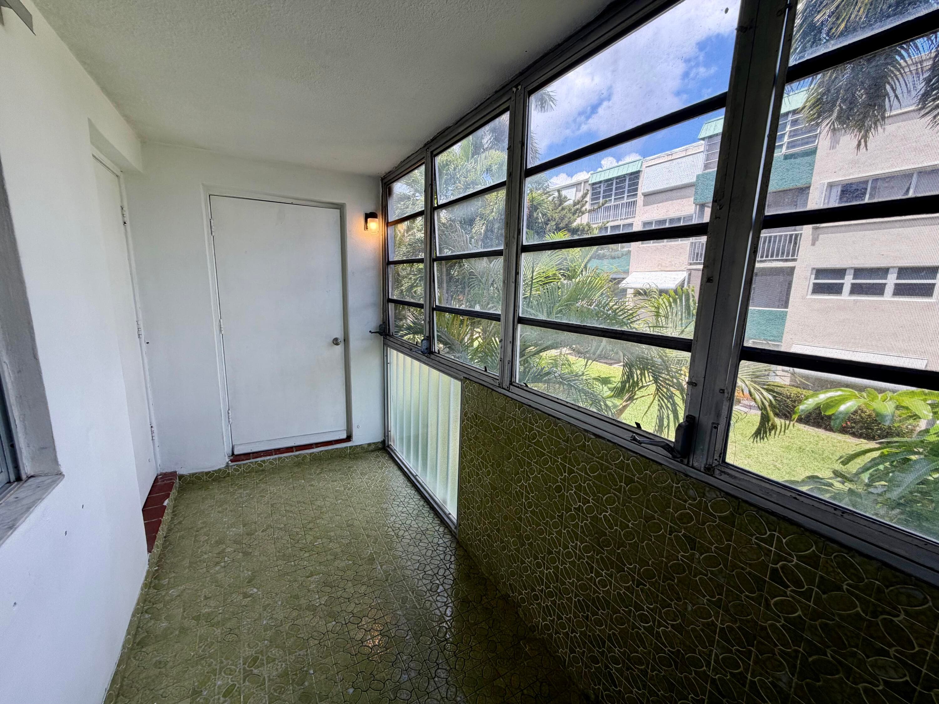 Condominium in Hallandale Beach — photo 12 of 14