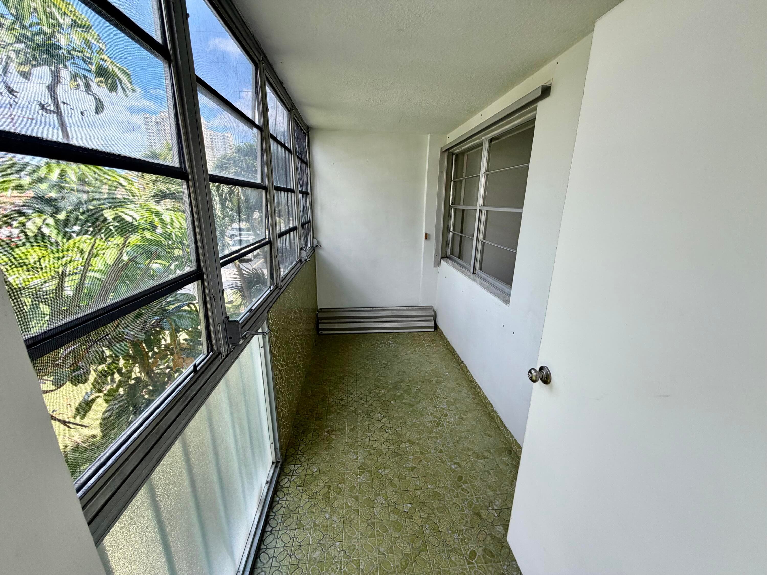 Condominium in Hallandale Beach — photo 13 of 14