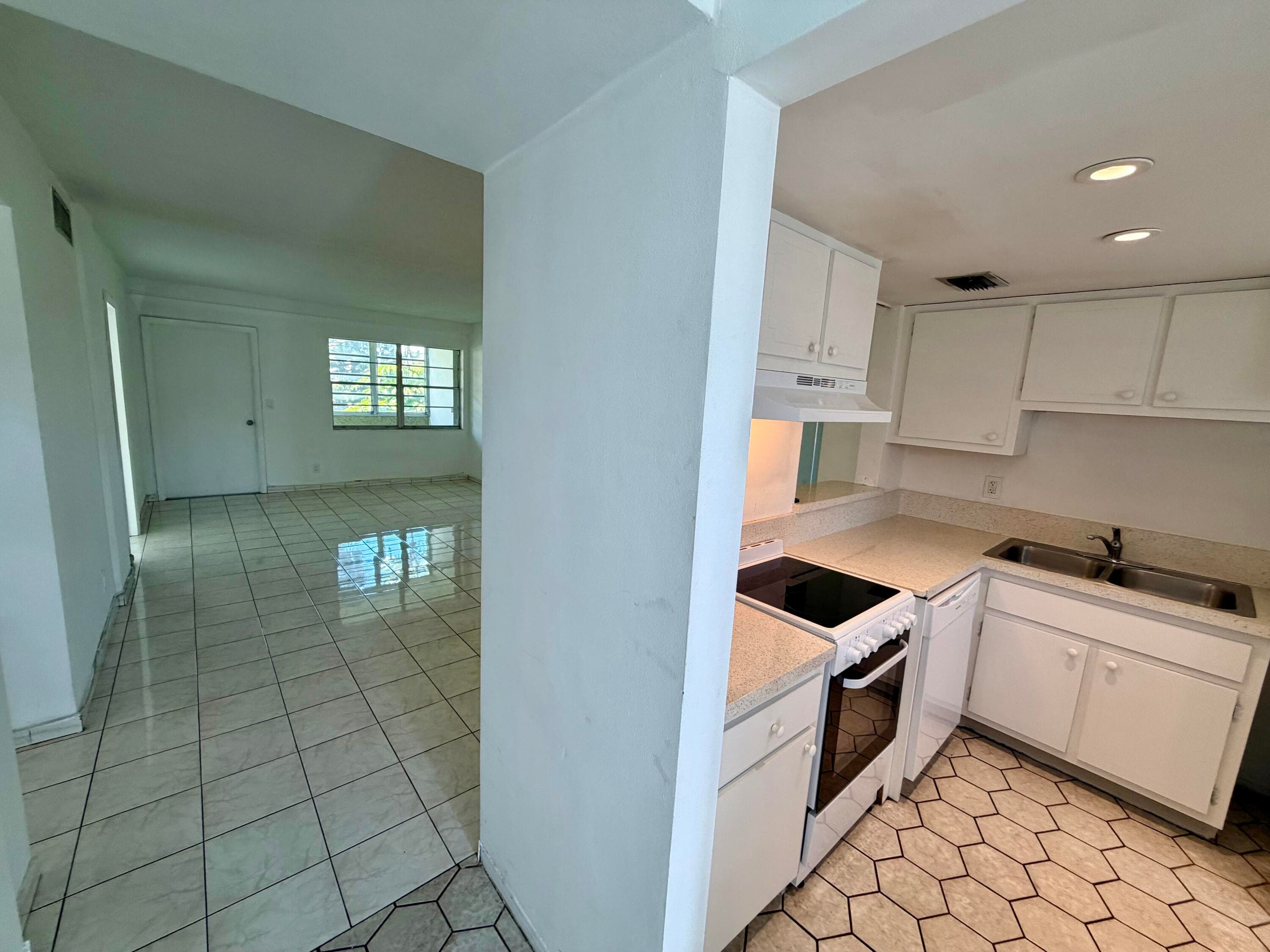 Condominium in Hallandale Beach — photo 2 of 14