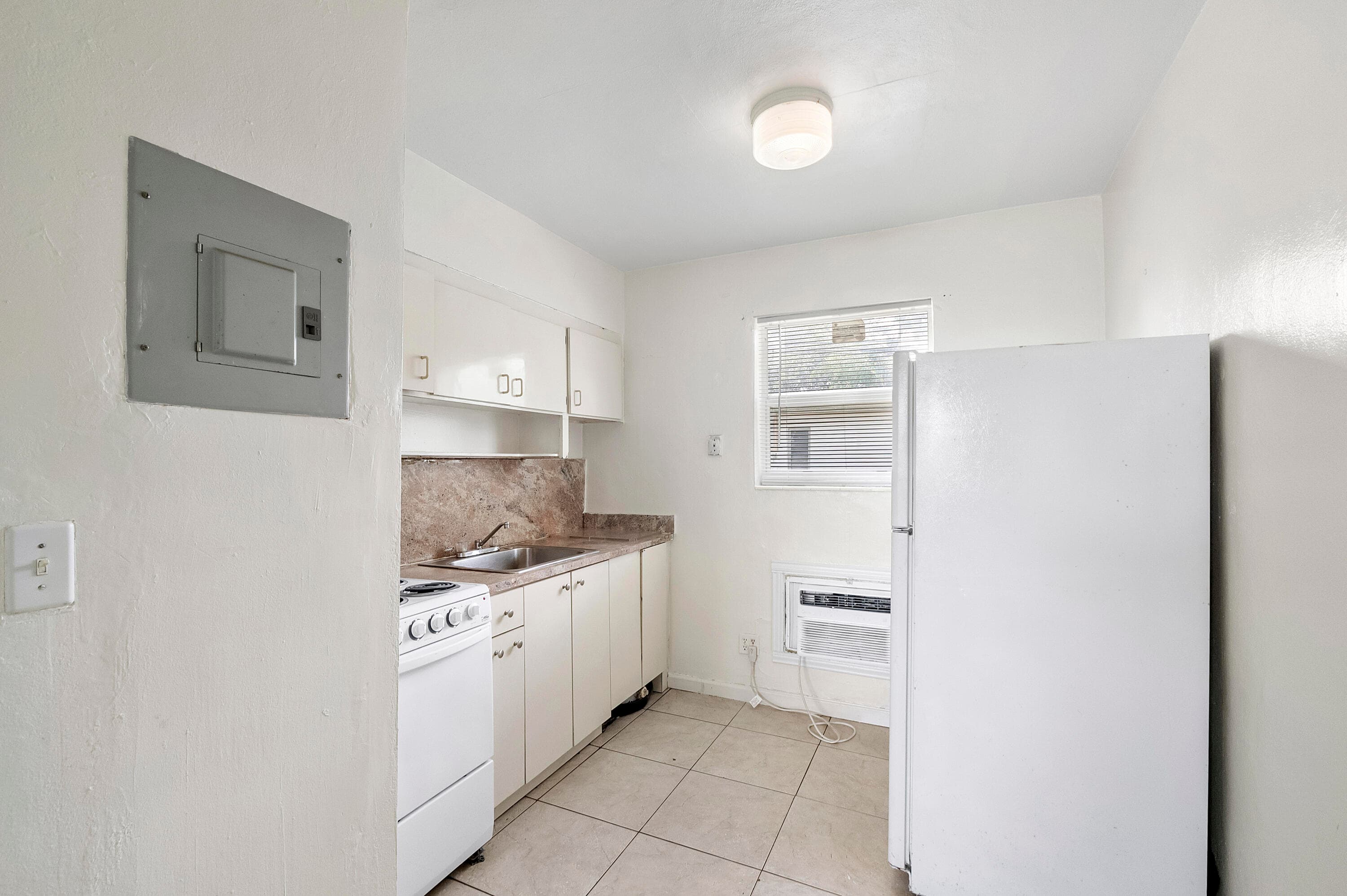 515 NE 150th Street 3, Miami, FL 33161 — photo 4 of 11