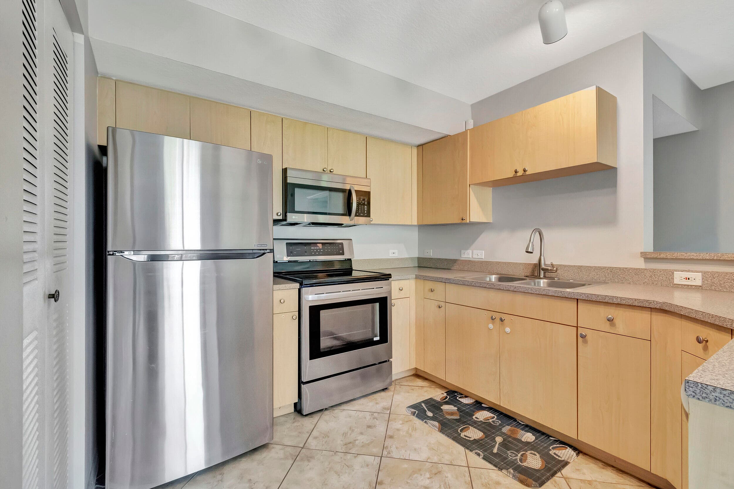116 Villa Circle 116, Boynton Beach, FL 33435 — photo 3 of 40