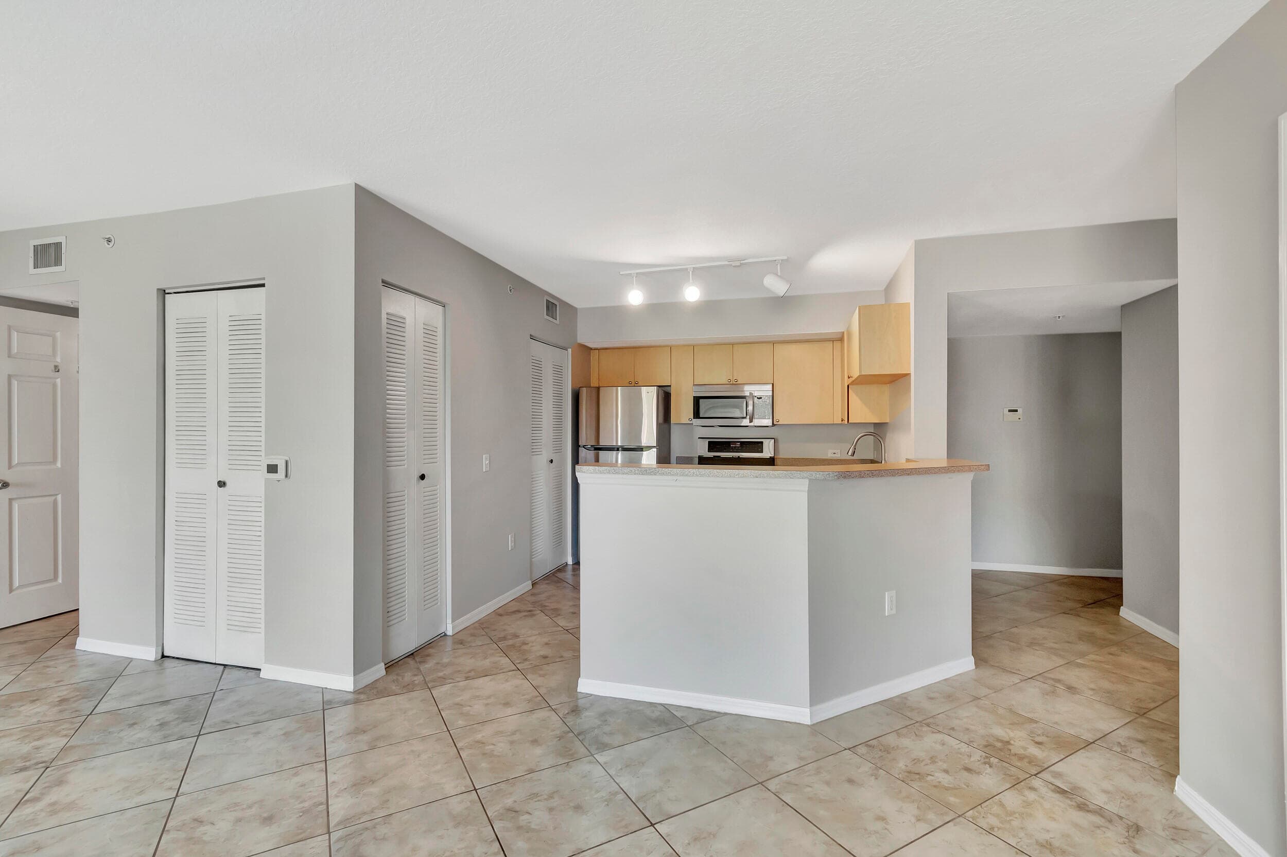 116 Villa Circle 116, Boynton Beach, FL 33435 — photo 5 of 40