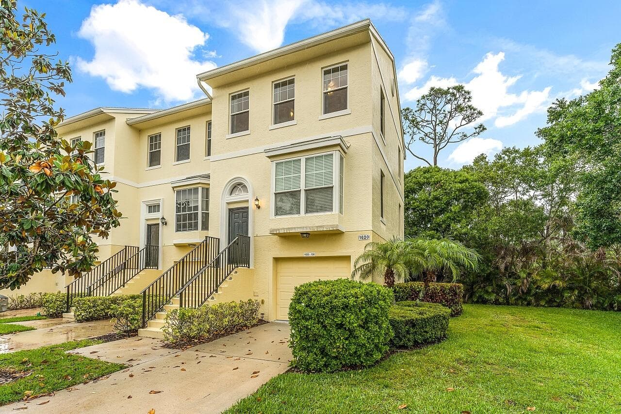 1620 42nd Square 104, Vero Beach, FL 32960 — photo 1 of 43
