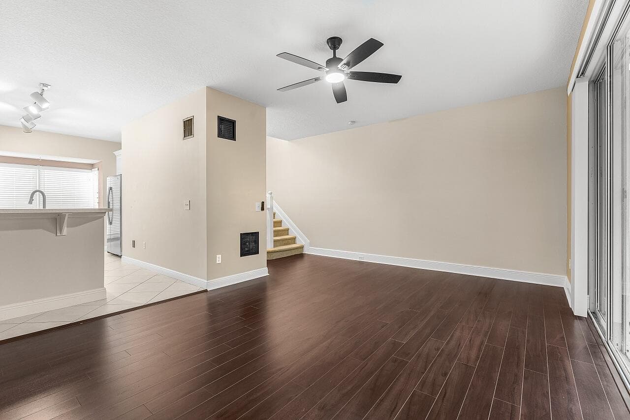 1620 42nd Square 104, Vero Beach, FL 32960 — photo 5 of 43
